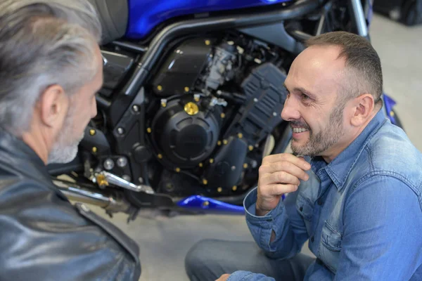 Feliz Mecânico Masculino Com Seu Cliente Garagem — Fotografia de Stock