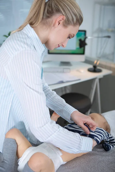Médico Revisando Bebé Con Estetoscopio —  Fotos de Stock