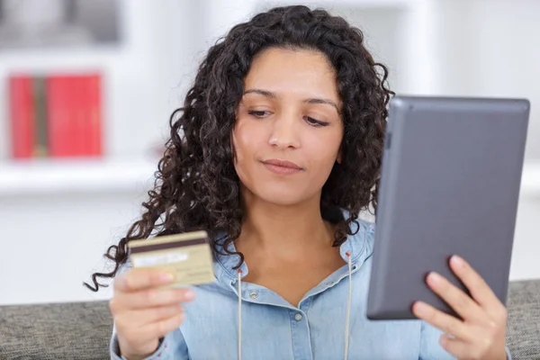 Lächelnde Frau Mit Kreditkarte Und Tablet — Stockfoto