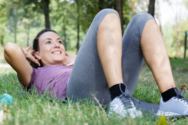 Fitness Frau Macht Sit Ups Auf Grünem Gras — Stockfoto