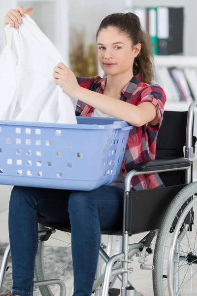 Νεαρή Κοπέλα Αναπηρική Καρέκλα Καλάθι Κοντά Στο Πλυντήριο — Φωτογραφία Αρχείου