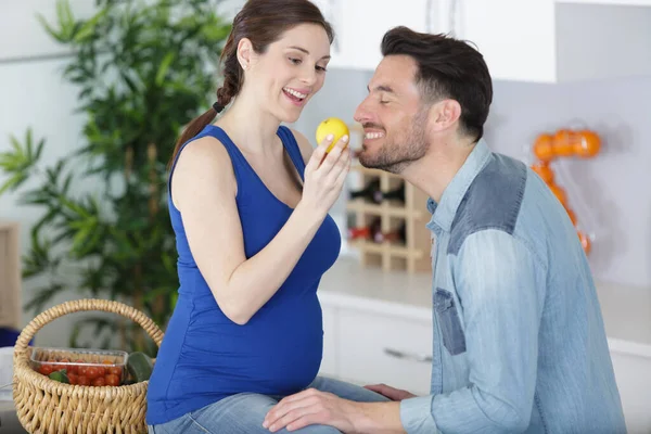 Junge Frau Füttert Freund Mit Zitrone — Stockfoto