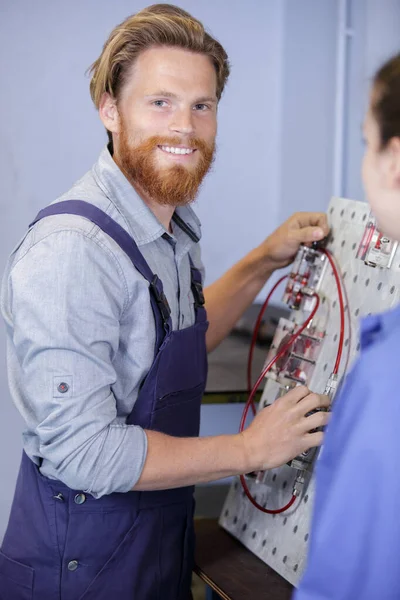 Kablolarla Çalışan Gülümseyen Genç Bir Adamın Yakın Çekimi — Stok fotoğraf