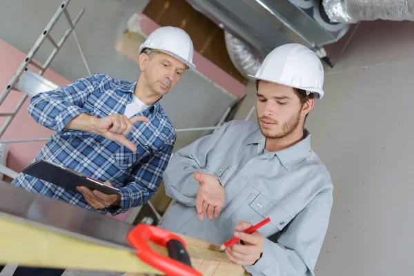 Dois Carpinteiros Estão Analisando Medições Construção — Fotografia de Stock
