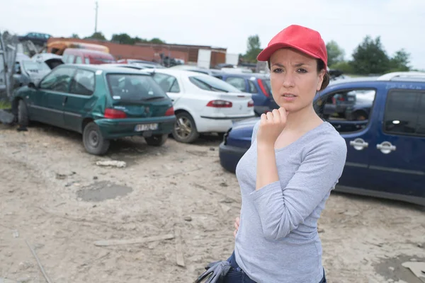Woman Working Car Scrap — Stock Photo, Image