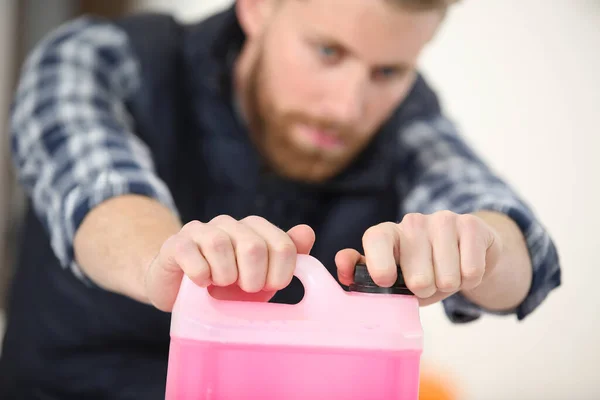 Homem Fecha Uma Garrafa Detergente Para Roupa — Fotografia de Stock