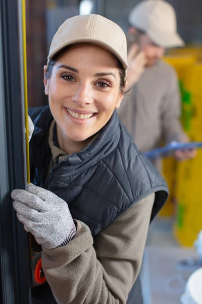 Ung Kvinna Som Arbetar Installera Fönster — Stockfoto