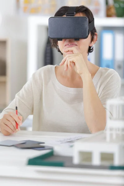 Arquiteto Feminino Usando Realidade Virtual — Fotografia de Stock