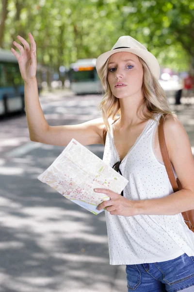 拿着地图等出租车的女人 — 图库照片