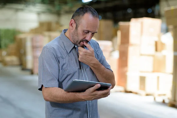 Man Studying Tablet Information Outdoor Crates — Stock Photo, Image