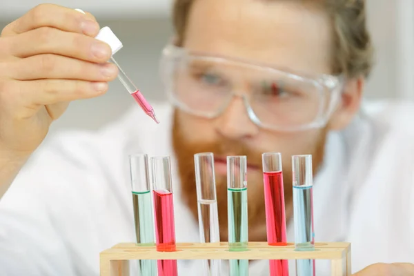 Vědecký Pracovník Dělá Pokusy Chemickou Kapalinou Laboratoři — Stock fotografie