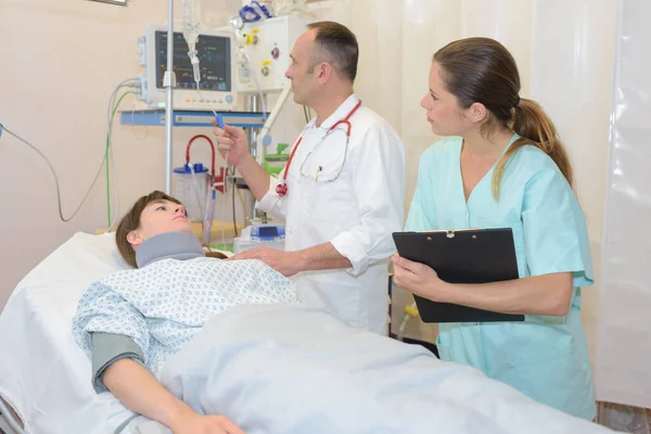 Médecin Infirmière Debout Autour Lit Des Patients Hôpital — Photo