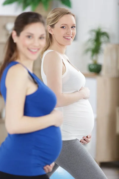 Mujeres Embarazadas Felices Haciendo Ejercicio Gimnasio — Foto de Stock