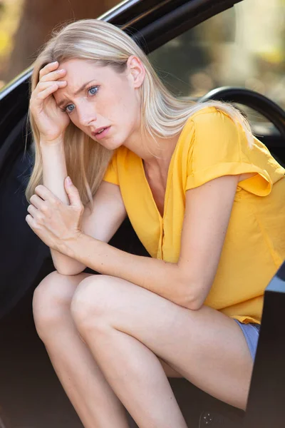 Frau Die Mit Geöffneter Tür Auto Sitzt Sieht Deprimiert Aus — Stockfoto