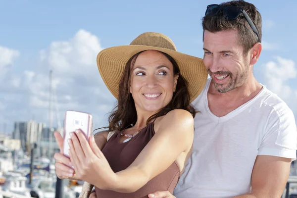 Portret Van Echt Paar Nemen Selfie Met Een Smartphone — Stockfoto