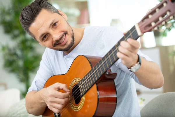 Homem Bonito Praticando Tocar Guitarra — Fotografia de Stock
