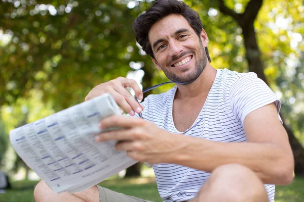 Foto Eines Attraktiven Bärtigen Mannes Beim Zeitungslesen — Stockfoto