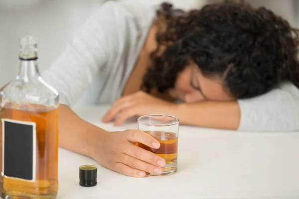 Μεθυσμένη Γυναίκα Κοιμάται Και Μεθυσμένη — Φωτογραφία Αρχείου