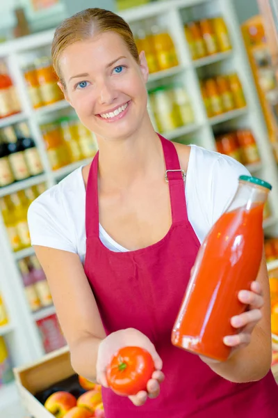 Une Femme Tient Une Bouteille Jus Tomate — Photo