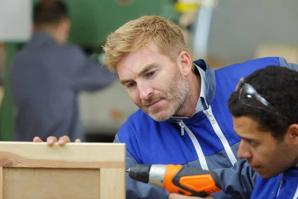 Deux Hommes Forent Une Planche Bois — Photo