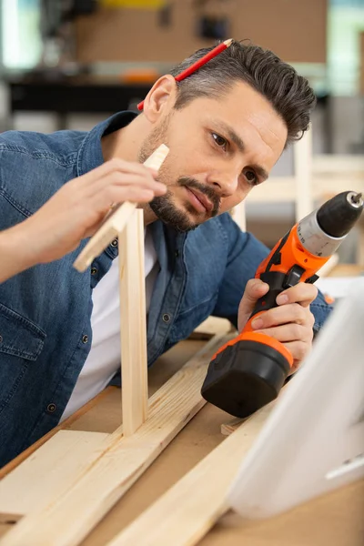 Homem Trabalhador Renovação Sala Trabalho Carpinteiro — Fotografia de Stock