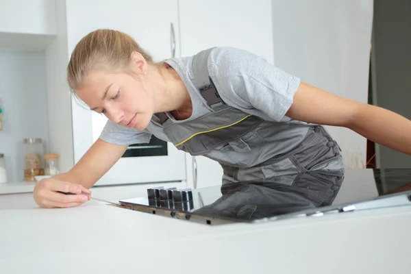 Reparadora Femenina Instalando Cocina Inducción —  Fotos de Stock