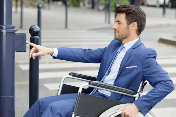 Retrato Empresário Cadeira Rodas Que Atravessa Estrada — Fotografia de Stock