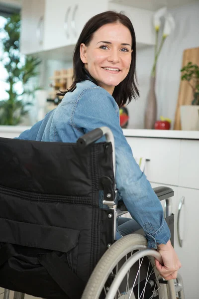 キッチン クリーニングの車椅子熟女 — ストック写真