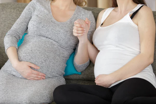 Zwei Schwangere Freundinnen Auf Dem Sofa — Stockfoto