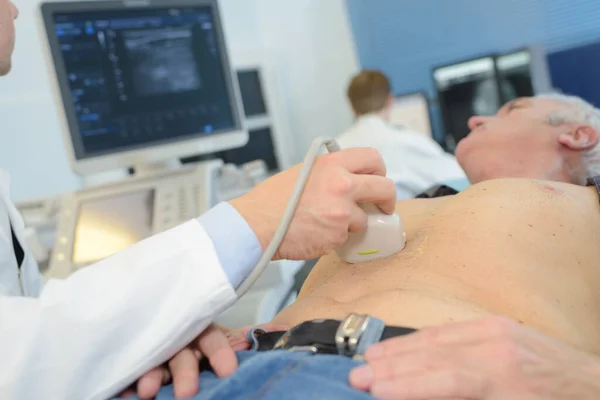 Lékař Pomocí Ultrazvukové Vyšetření Břicha Senior Pro Muže — Stock fotografie