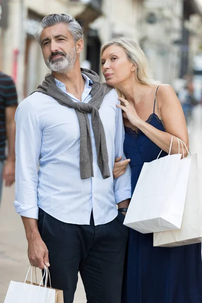 快乐的老年男女带着袋子购物和散步 — 图库照片