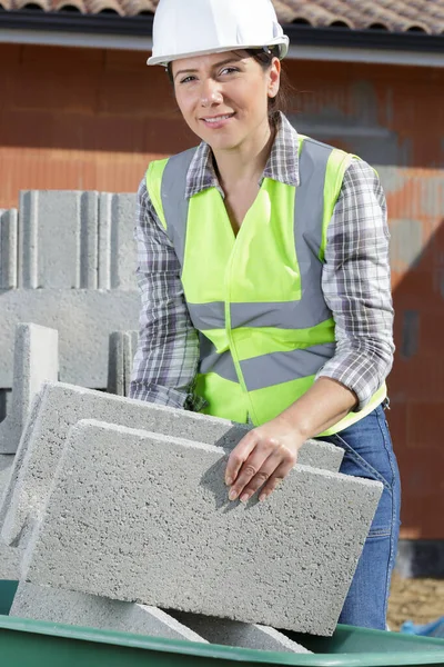 Kvinna Byggare Som Bär Betong Block Vagn — Stockfoto
