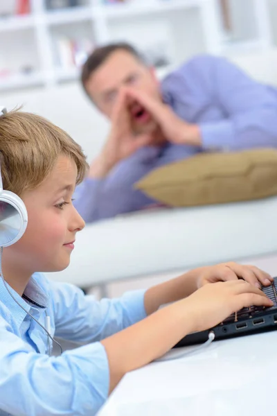 Pai Chamando Criança Computador Usando Fones Ouvido — Fotografia de Stock
