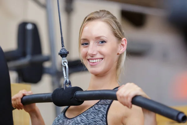 Glad Kvinna Gym Lyfta Vikter Fitness Klubb — Stockfoto