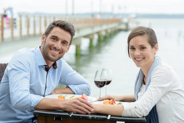 Portrait Couple Prenant Repas Sur Une Terrasse Bord Eau — Photo