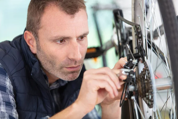 Närbild Ung Man Reparera Cykelhjul — Stockfoto