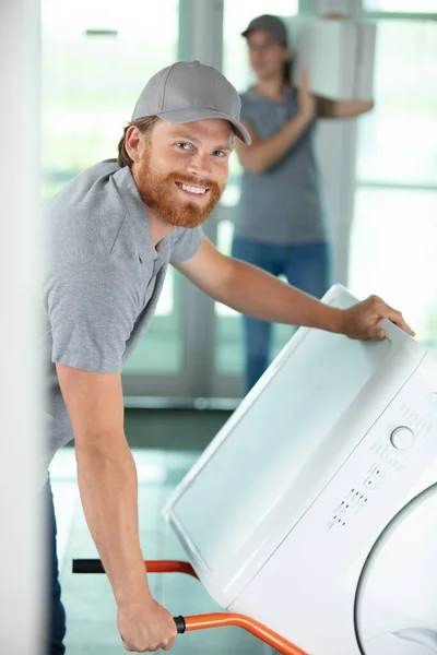 Jonge Gelukkig Man Dragen Wasmachine Keuken — Stockfoto