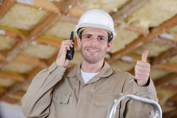 Trabalhador Construção Sorrindo Mostrando Sinal Usando Walkie Talkie — Fotografia de Stock