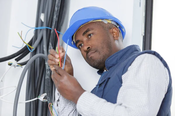 Eletricista Com Cabos Novo Apartamento — Fotografia de Stock