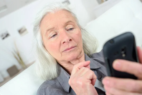 Ηλικιωμένη Γυναίκα Που Χρησιμοποιεί Κινητό Τηλέφωνο — Φωτογραφία Αρχείου