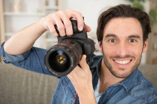 Primer Plano Feliz Bien Parecido Fotógrafo Masculino Tomando Foto — Foto de Stock