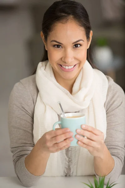 一个快乐的女人在室内拿着一杯咖啡 — 图库照片