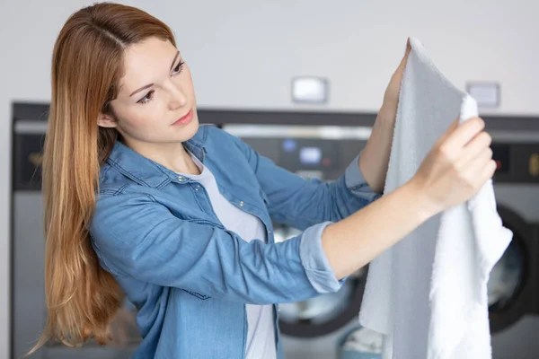 Çamaşır Makinesinden Çamaşırlarını Kontrol Eden Kadın — Stok fotoğraf