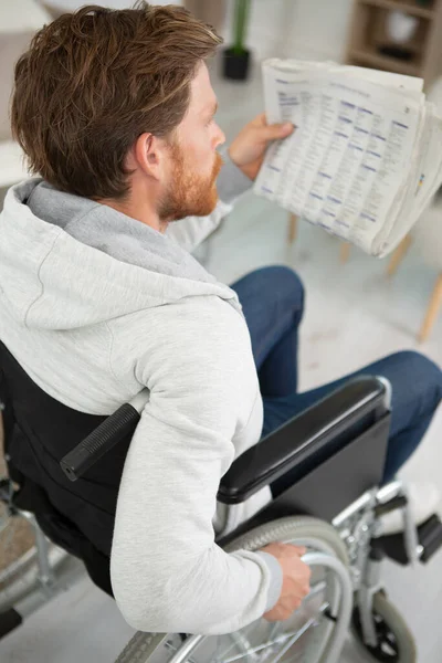 Erwachsener Mann Rollstuhl Liest Zeitung — Stockfoto