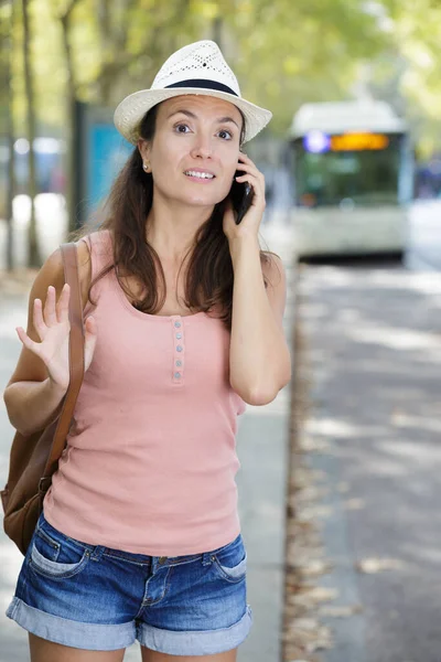 Feliz Mujer Exitosa Llamando Con Teléfono Celular Fuera —  Fotos de Stock