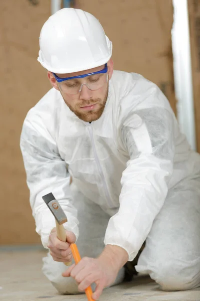 Trabalhador Masculino Usando Martelo Cinzel Chão — Fotografia de Stock