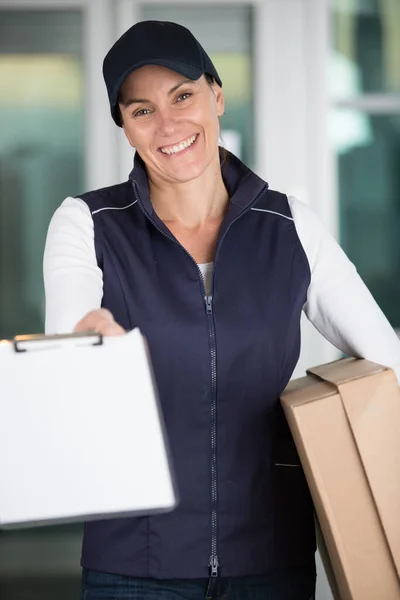 Smiling Delivering Woman Holding Cardboard Box — Stock Photo, Image