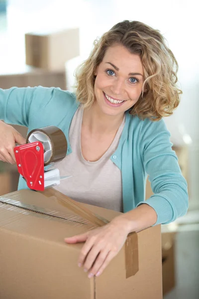 Jong Glimlachende Vrouw Verpakking Kartonnen Doos Thuis — Stockfoto