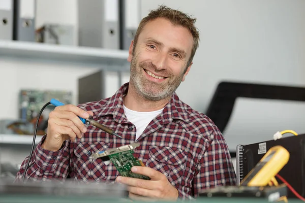 Mann Mit Lötkolben Und Computermotherboard — Stockfoto