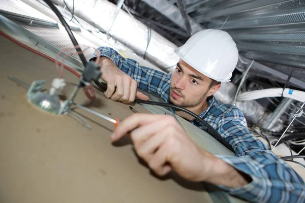 Elektricien Die Plafondlamp Installeert — Stockfoto